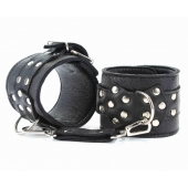 Чёрные кожаные оковы с клепками - БДСМ Арсенал - купить с доставкой в Южно-Сахалинске