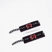 Черные кожаные наручники с красным декором и строчкой - Crazy Handmade - купить с доставкой в Южно-Сахалинске
