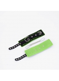 Черно-зеленые кожаные наручники с зеленой строчкой - Crazy Handmade - купить с доставкой в Южно-Сахалинске