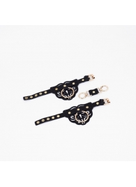 Черные кожаные наручники с клепками, кольцами и золотистой фурнитурой - Crazy Handmade - купить с доставкой в Южно-Сахалинске