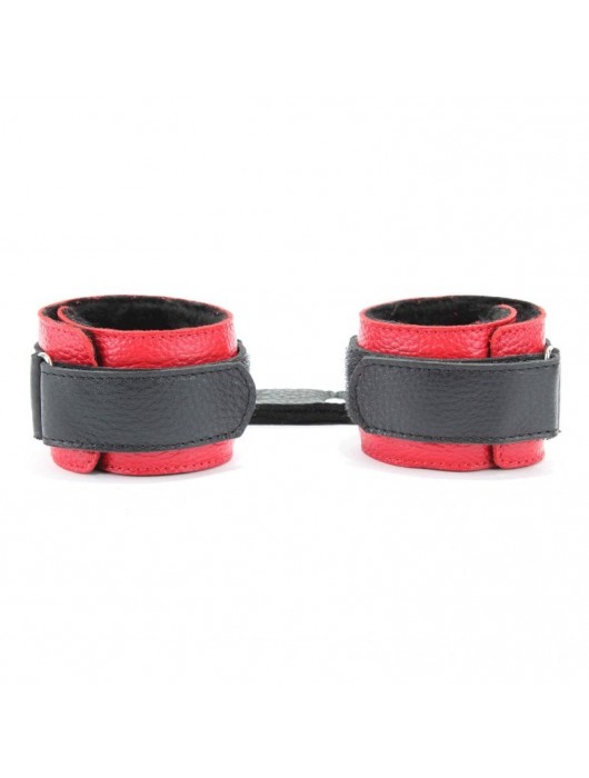 Красно-чёрные кожаные наручники с меховым подкладом - БДСМ Арсенал - купить с доставкой в Южно-Сахалинске