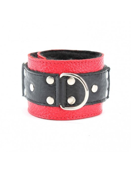 Красно-чёрные кожаные наручники с меховым подкладом - БДСМ Арсенал - купить с доставкой в Южно-Сахалинске