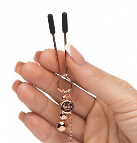Золотистые зажимы для сосков и клитора All Sensation Nipple and Clitoral Chain - Fifty Shades of Grey - купить с доставкой в Южно-Сахалинске
